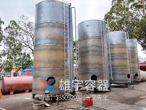 立（lì）式儲油罐